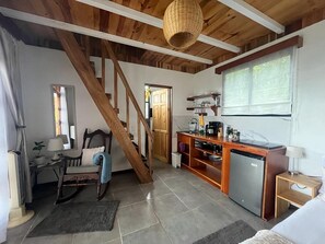 Dúplex panorámico, 1 habitación, balcón, vistas a la montaña | Cocina básica privada | Frigorífico grande, microondas y utensilios de cocina