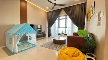 公寓, 3 间卧室 | 起居区 | 42-英寸智能电视(配备数码频道)