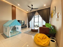 Huoneisto, 3 makuuhuonetta | Oleskelualue | 42–tuumainen äly-TV, jossa digitaalikanavat