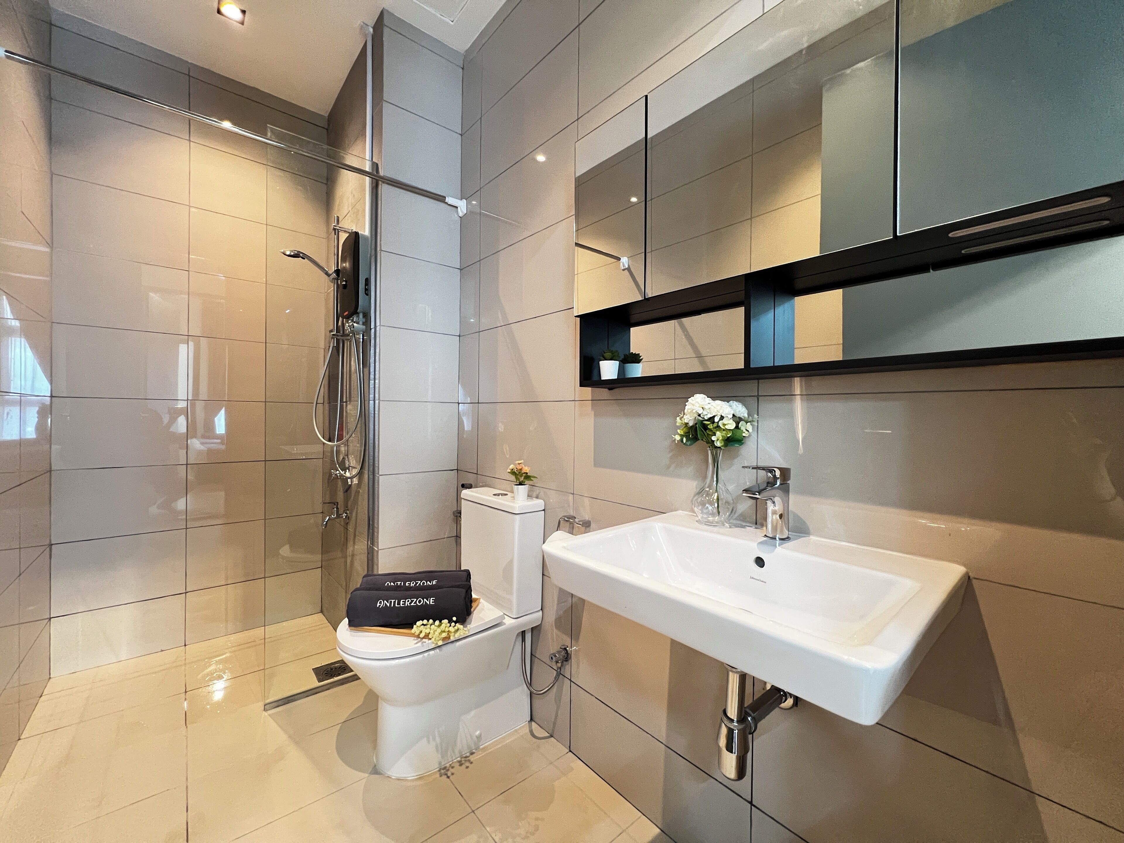 Apartment, 3 Bedrooms | Bilik Mandi | Pancuran mandi, pengering rambut, bidet, tuala disediakan 