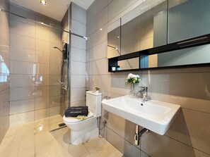 Shower, hair dryer, bidet, towels - Paradigm Residence By Antlerzone (Johor Bahru)