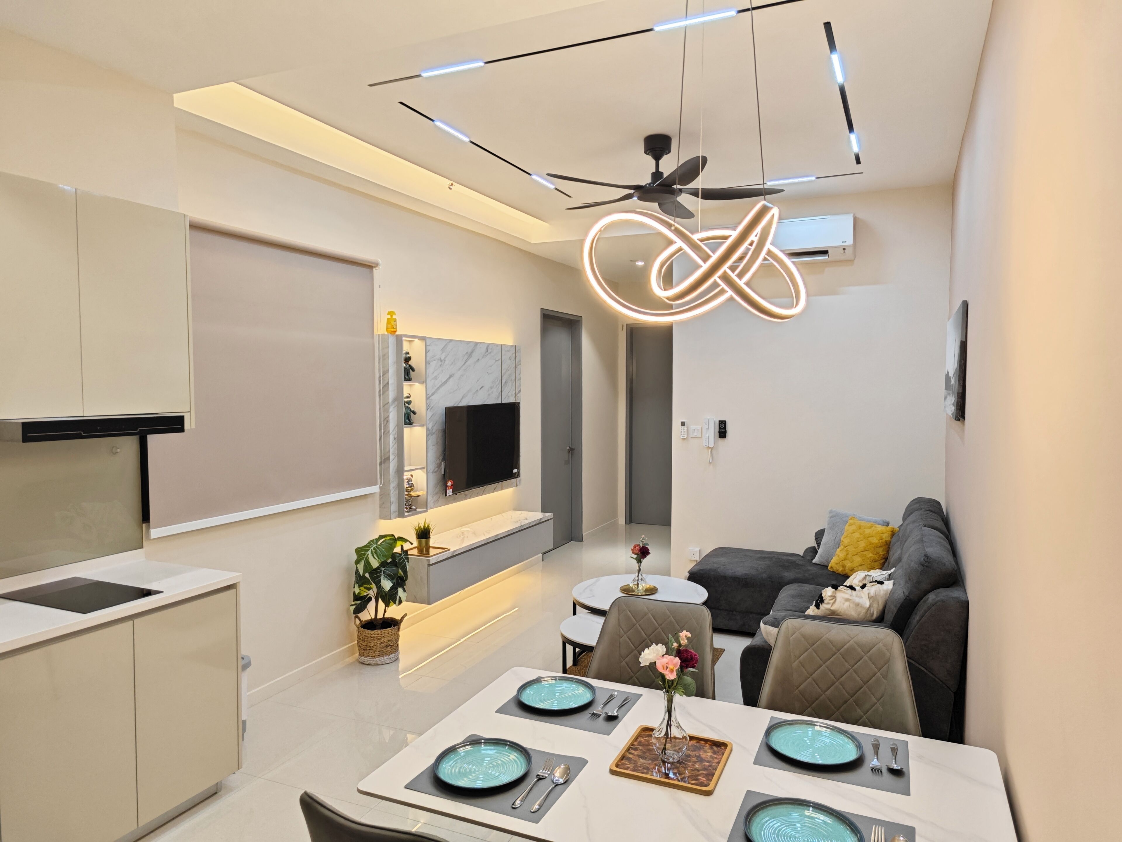 Departamento, 2 habitaciones | Área de sala de estar | Smart TV de 42 pulgadas con canales digitales 