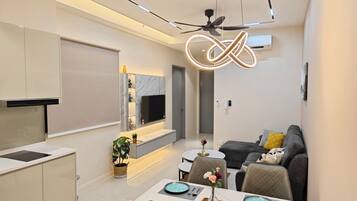 Departamento, 2 habitaciones | Área de sala de estar | Smart TV de 42 pulgadas con canales digitales