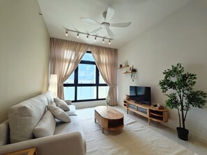 Apartament de luxe | Sala d'estar | Televisor intel·ligent de 42 polzades amb canals digitals 