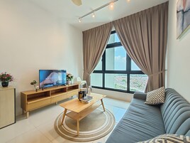 Íbúð - 3 svefnherbergi | Stofa | 42-tommu snjallsjónvarp með stafrænum rásum