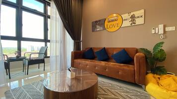 Apartment, 3 Schlafzimmer | Wohnbereich | 42-Zoll-Smart-TV mit Digitalempfang