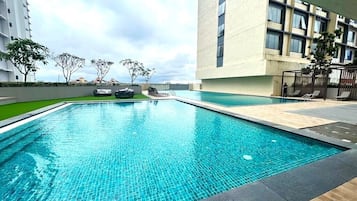 Una piscina al aire libre