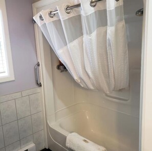 Een haardroger, handdoeken, zeep, shampoo