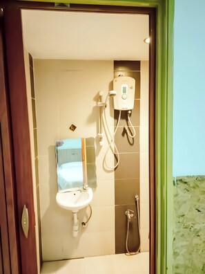 standard queen | Bathroom | Shower, towels - Brilliant Empire Hotel (Malacca City)