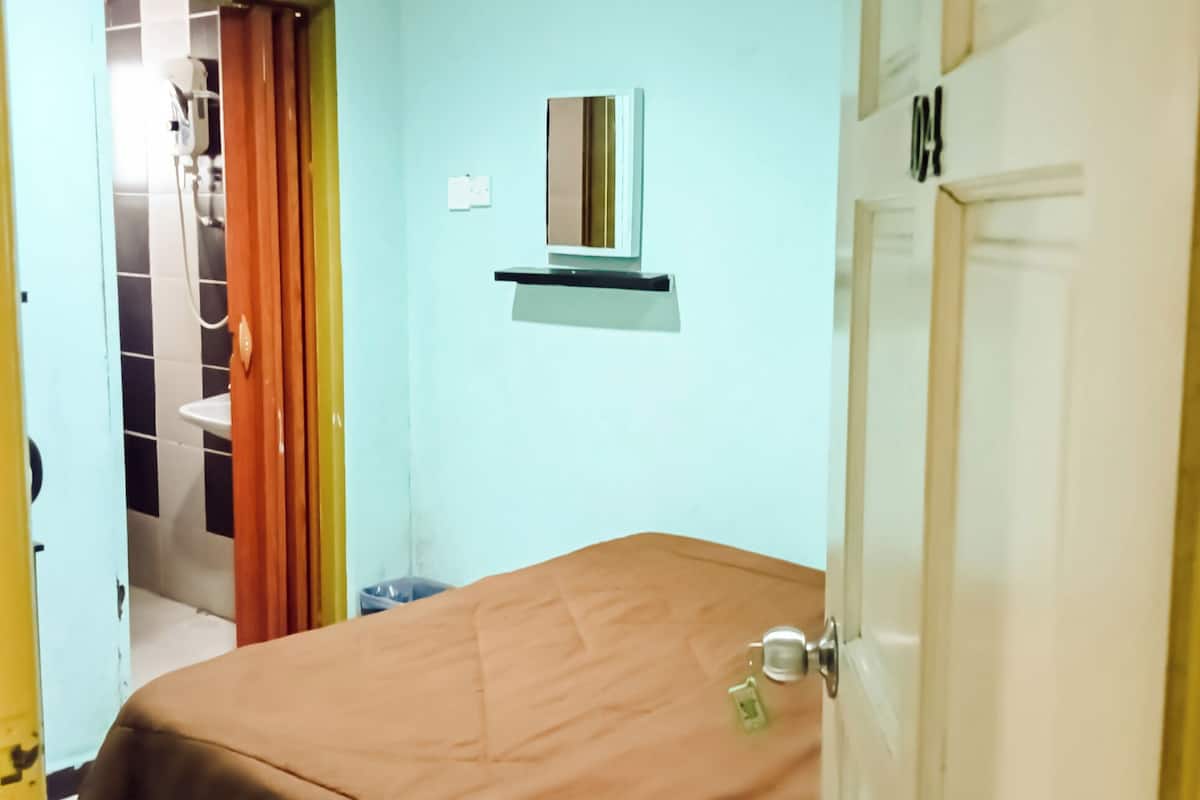 Ein Schlafzimmer mit Bett, Tür und Klimaanlage.