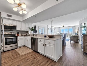 Kylskåp, mikrovågsugn, spishäll och diskmaskin