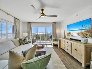 TV connectée, livres, vidéothèque