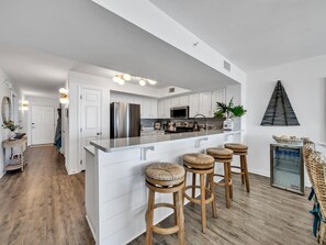 Réfrigérateur, micro-ondes, plaque de cuisson, lave-vaisselle