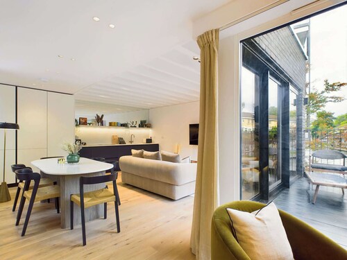 Stunning Mews House overlooking Regent's Canal