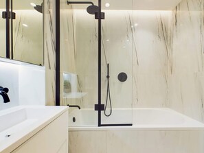 Ducha, secador de pelo y toallas
