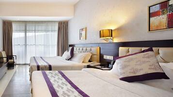 Sengetøy av topp kvalitet, minibar og safe på rommet