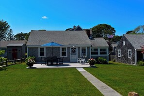 Outdoor dining - Adorable Beach house, less than 500ft to the beach, sleeping 6 (Dennis Port)