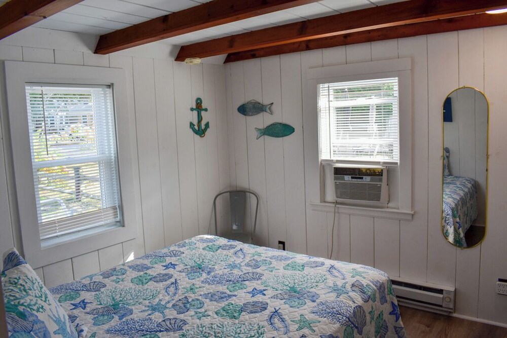 Adorable Beach house, less than 500ft to the beach, sleeping 6 Dennis