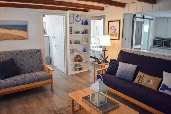 Smart TV - Adorable Beach house, less than 500ft to the beach, sleeping 6 (Dennis Port)