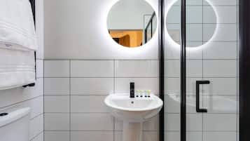 Deluxe-Doppelzimmer, Nichtraucher | Badezimmer | Dusche, Haartrockner, Handtücher, Seife
