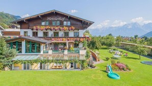 Un edificio de dos pisos con un letrero que dice "Hettlerhof" y un balcón con flores.