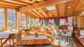 Desayuno buffet (EUR 19 por persona)