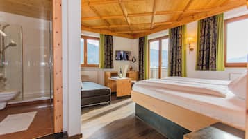 Classic-Doppelzimmer, Zimmerreinigung, Bergblick | Zimmersafe, Schreibtisch, Verdunkelungsvorhänge, schallisolierte Zimmer