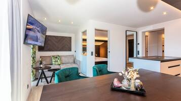 Suíte luxo, sacada, vista para a montanha | Cozinha privada