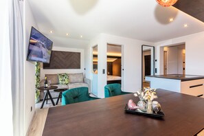 Deluxe Suite, Balcony, Mountain View | Private kitchen - Hotel Hettlerhof (Maishofen)
