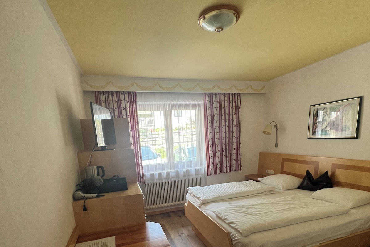 Klassieke tweepersoonskamer, schoonmaakservice, uitzicht op bergen | Een kluis op de kamer, een bureau, verduisterende gordijnen