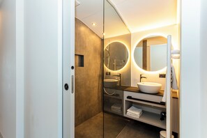 Deluxe Suite, Balcony, Mountain View | Bathroom