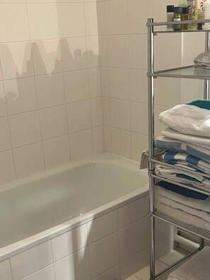 Secador de cabelo, toalhas de banho, sabonete, papel higiênico