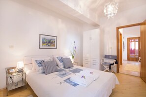 4 bedrooms, desk, iron/ironing board, travel cot