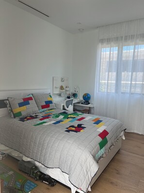 5 bedrooms, iron/ironing board, WiFi, bed sheets