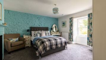 4 bedrooms, desk, iron/ironing board, free WiFi