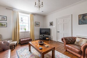 Smart-TV, Kamin, DVD-Player, Bücher