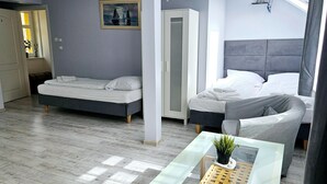 Une chambre à coucher moderne avec un lit, un canapé et une armoire.