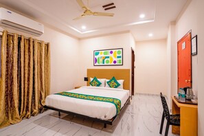 Bureau, rideaux occultants, fer et planche à repasser