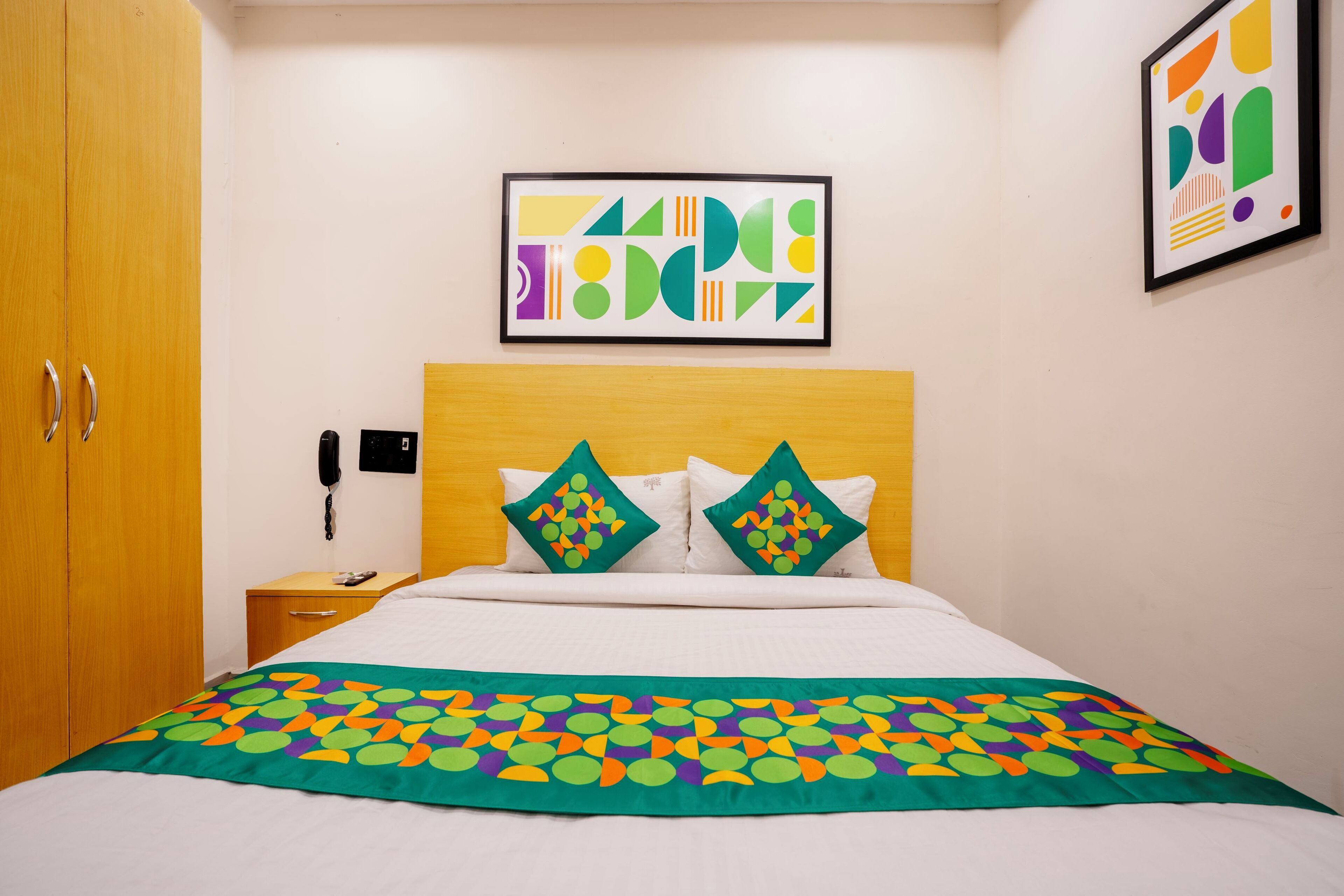 经济双人房 | 办公桌、遮光窗帘、熨斗/熨衣板