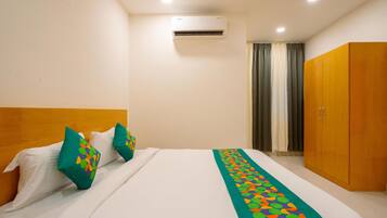 Con arredamento individuale, una scrivania, tende oscuranti