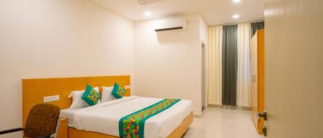 각각 다르게 가구 비치, 책상, 암막 커튼, 다리미/다리미판