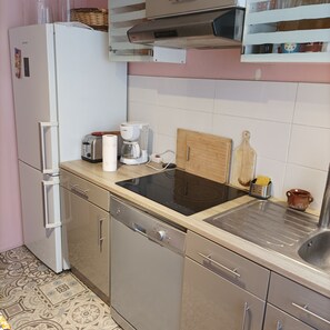 Microwave, stovetop, dishwasher - Parisian apartment with excellent transport links! All comforts. (Paris)