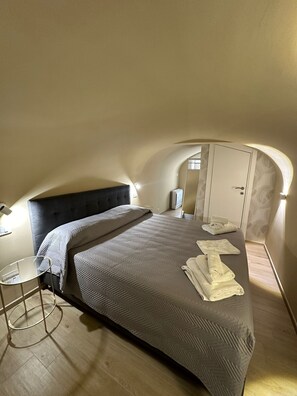 A compact bedroom with a bed, bedside tables, and a wardrobe. - BLESSED ELIA LOFT (Bari)