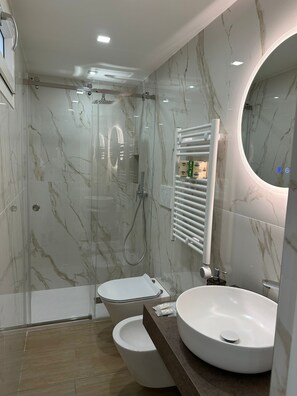 Doccia, asciugacapelli, bidet, asciugamani