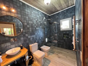 Dusche, Haartrockner, Bidet, Handtücher