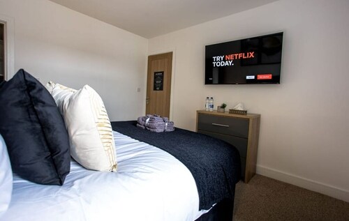 COSY CRUISE CRIBS - MODERN HOME FROM HOME - CENTRAL LOCATION.