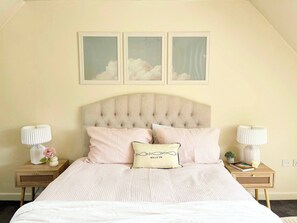 3 slaapkamers, een strijkplank/strijkijzer, wifi, beddengoed