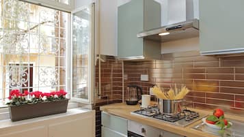 Appartamento Comfort, vista giardino | Cucina privata | Frigorifero nell'area comune, bollitore elettrico