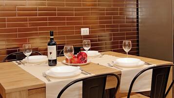 Appartamento Comfort, vista giardino | Cucina privata | Frigorifero nell'area comune, bollitore elettrico