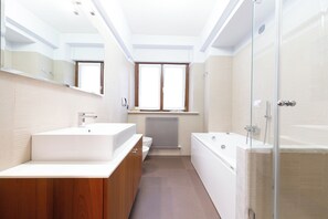 Luxury Condo | Bathroom | Eco-friendly toiletries, hair dryer, slippers, towels - Villa Adige Luxury  (Perugia)
